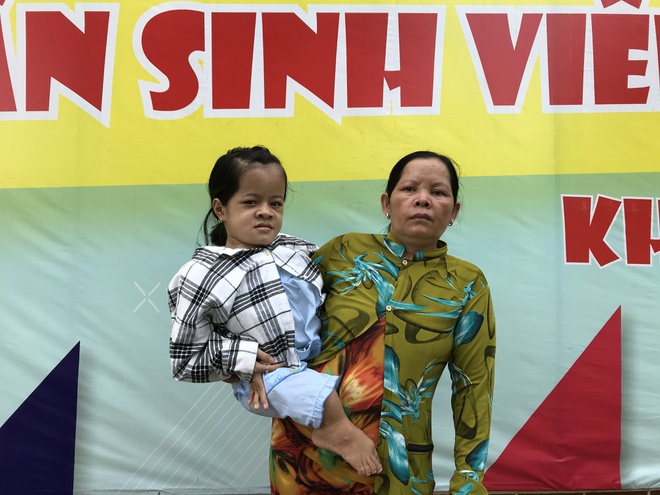 Người mẹ nghèo miền Tây 13 năm bồng con gái nhiễm chất độc da cam đến trường - ảnh 2