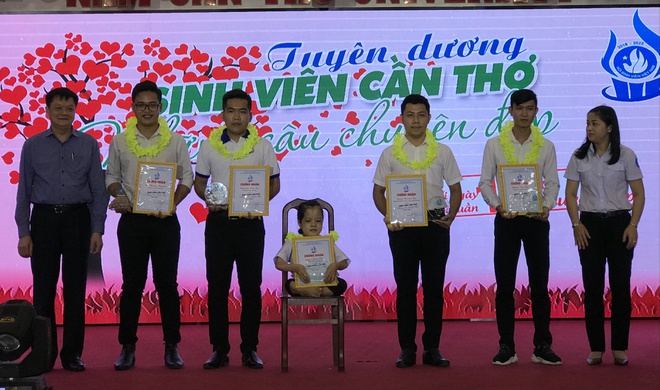 Người mẹ nghèo miền Tây 13 năm bồng con gái nhiễm chất độc da cam đến trường - ảnh 3