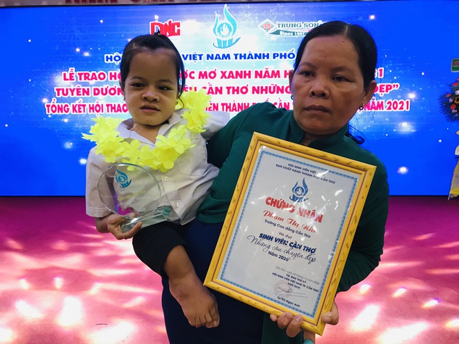 Người mẹ nghèo miền Tây 13 năm bồng con gái nhiễm chất độc da cam đến trường - ảnh 4