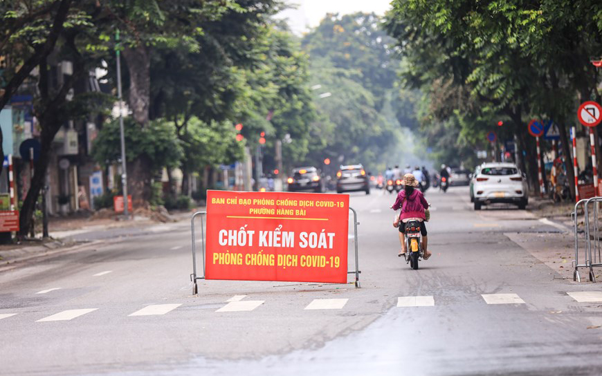 Giao thông ở Hà Nội nhộn nhịp trong ngày đầu dỡ bỏ 39 chốt kiểm soát -3