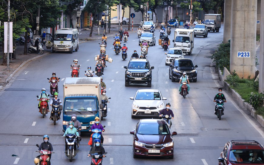 Giao thông ở Hà Nội nhộn nhịp trong ngày đầu dỡ bỏ 39 chốt kiểm soát -6