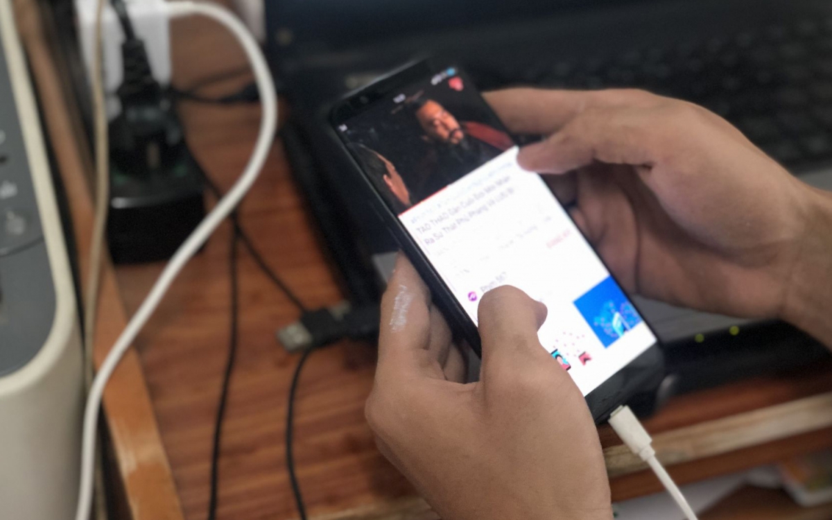 Cảnh báo không dùng điện thoại khi đang sạc, (ảnh minh họa)