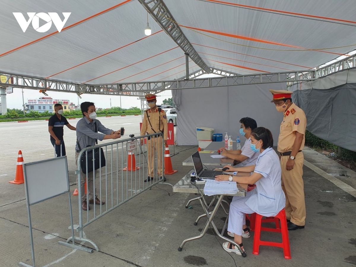 Người dân vào khai báo y tế tại chốt kiểm soát trên cao tốc Pháp Vân - Cầu Giẽ.
