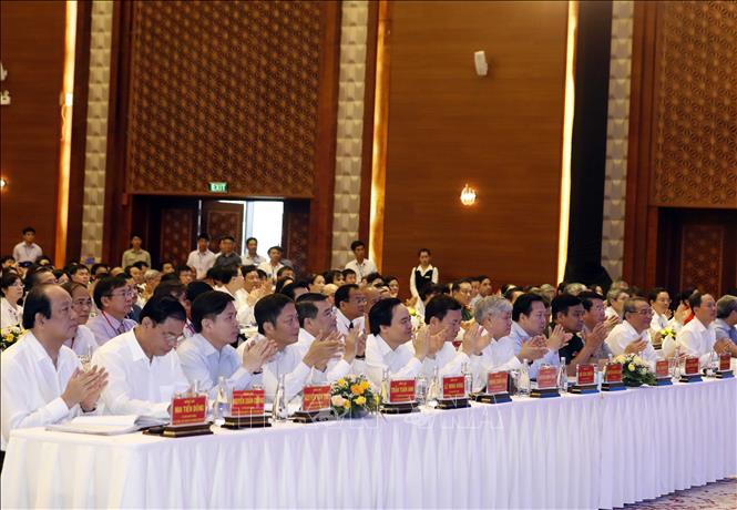 Thủ tướng Nguyễn Xuân Phúc: Các tỉnh miền Trung cần lấy lợi ích vùng làm ưu tiên trong phát triển