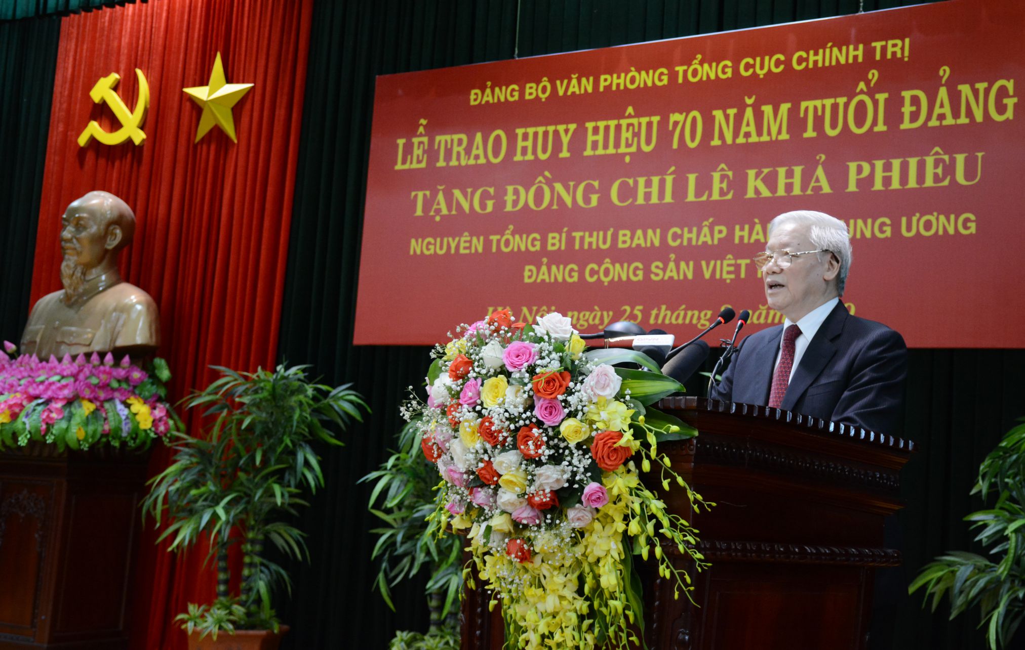 Tổng Bí thư, Chủ tịch nước Nguyễn Phú Trọng trao Huy hiệu 70 năm tuổi Đảng tặng nguyên Tổng Bí thư Lê Khả Phiêu