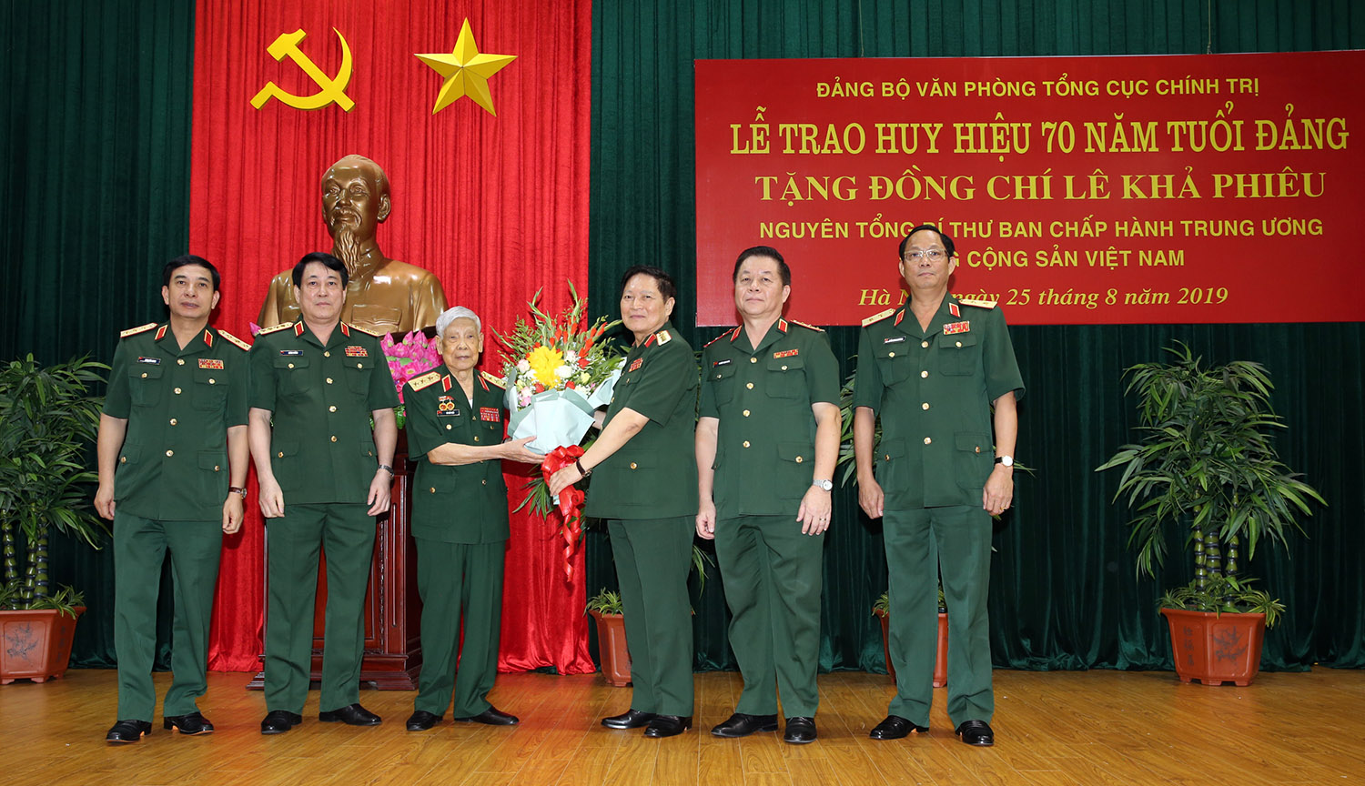 Tổng Bí thư, Chủ tịch nước Nguyễn Phú Trọng trao Huy hiệu 70 năm tuổi Đảng tặng nguyên Tổng Bí thư Lê Khả Phiêu