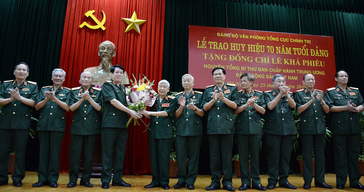 Tổng Bí thư, Chủ tịch nước Nguyễn Phú Trọng trao Huy hiệu 70 năm tuổi Đảng tặng nguyên Tổng Bí thư Lê Khả Phiêu