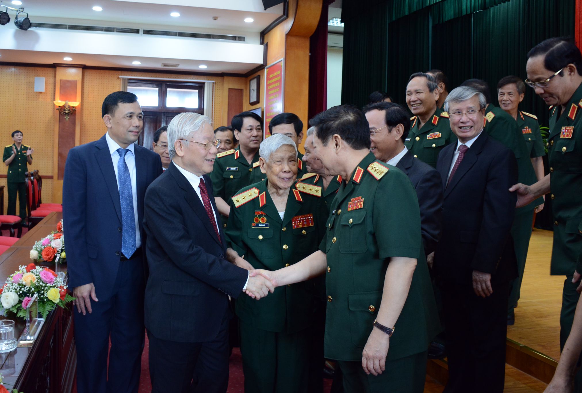 Tổng Bí thư, Chủ tịch nước Nguyễn Phú Trọng trao Huy hiệu 70 năm tuổi Đảng tặng nguyên Tổng Bí thư Lê Khả Phiêu