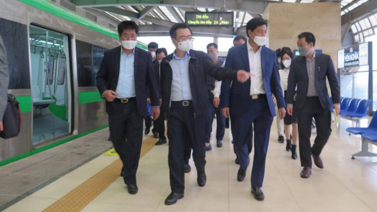 Chủ tịch Hội đồng, Bộ trưởng Bộ Xây dựng Nguyễn Thanh Nghị (giữa) và Thứ trưởng Bộ GTVT Nguyễn Ngọc Đông (bên phải, hàng thứ nhất) cùng các thành viên Hội đồng đi kiểm tra hiện trường dự án.