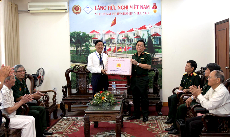 Thượng tướng Nguyễn Trọng Nghĩa thăm, tặng quà Làng Hữu nghị Việt Nam