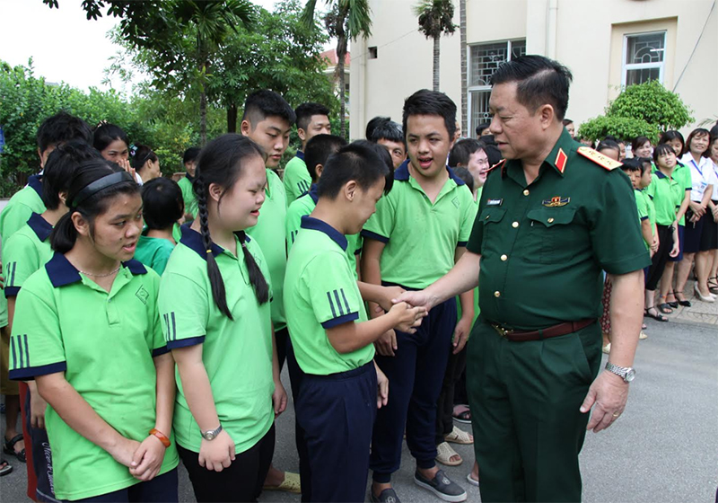 Thượng tướng Nguyễn Trọng Nghĩa thăm, tặng quà Làng Hữu nghị Việt Nam