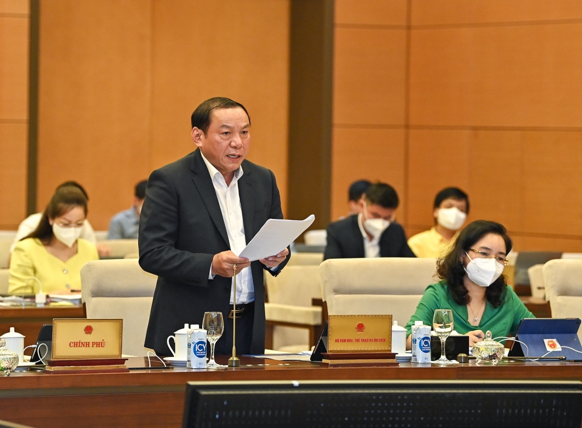 Bộ trưởng Bộ VH-TT-DL Nguyễn Văn Hùng thừa ủy quyền của Thủ tướng, trình bày Tờ trình về dự án Luật Phòng, chống bạo lực gia đình (sửa đổi) tại phiên họp thứ 10 của Ủy ban Thường vụ Quốc hội. Ảnh: Quốc hội