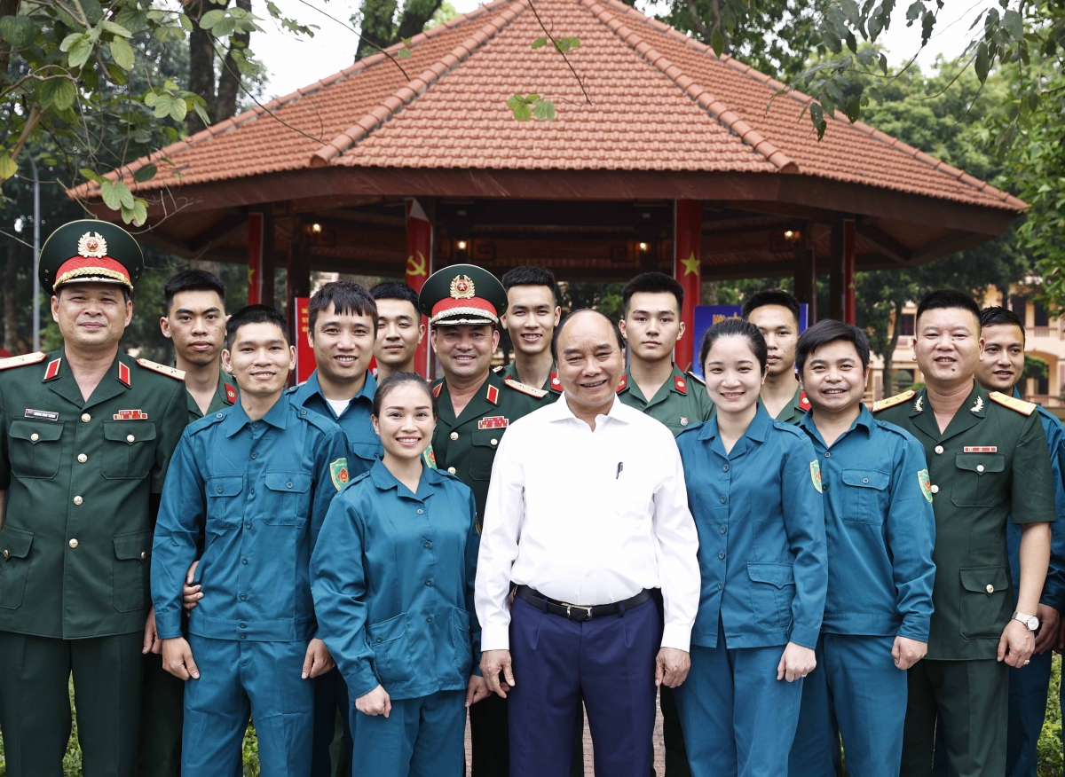 Chủ tịch nước Nguyễn Xuân Phúc chụp ảnh cùng lãnh đạo Quân khu 1, lãnh đạo tỉnh Thái Nguyên.