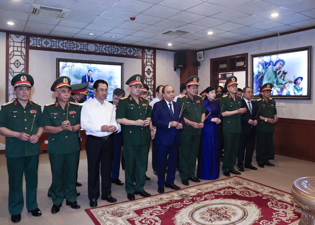 Chủ tịch nước Nguyễn Xuân Phúc cùng đoàn công tác dâng hương tưởng nhớ Chủ tịch Hồ Chí Minh tại Quân khu 1.