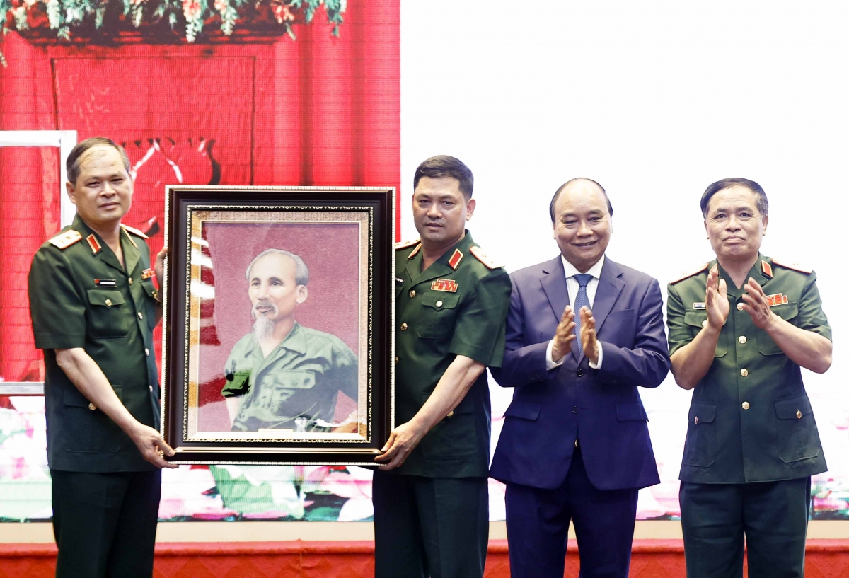 Chủ tịch nước Nguyễn Xuân Phúc tặng bức chân dung Chủ tịch Hồ Chí Minh làm quà lưu niệm cho Quân khu 1.