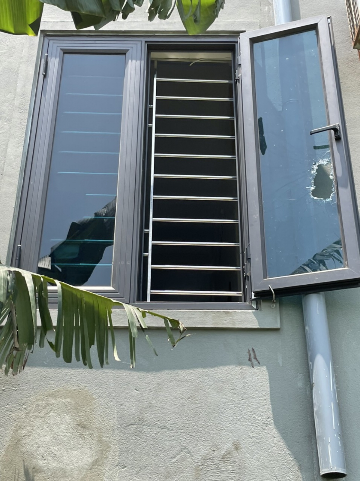 Khu vực cửa sổ nơi kẻ gian đột nhập vào nhà để trộm tài sản.