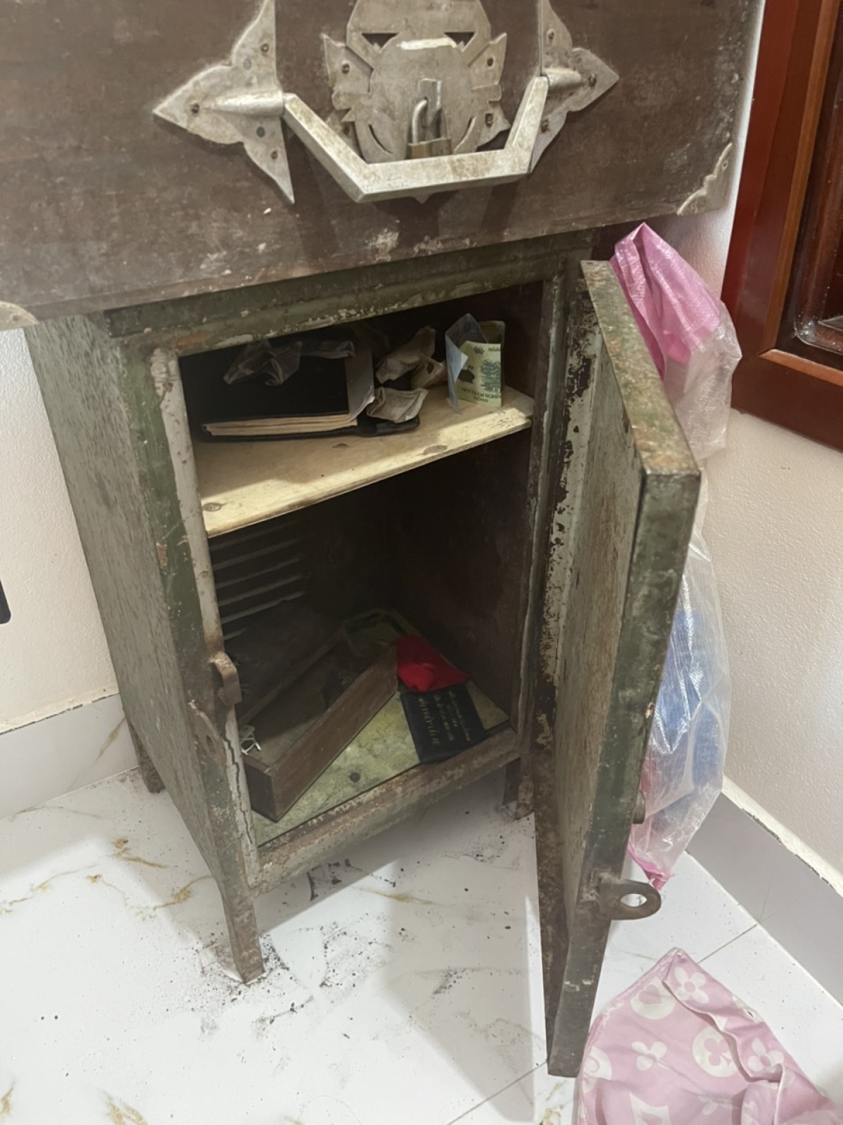 Két sắt bị phá lấy đi toàn bộ tài sản.