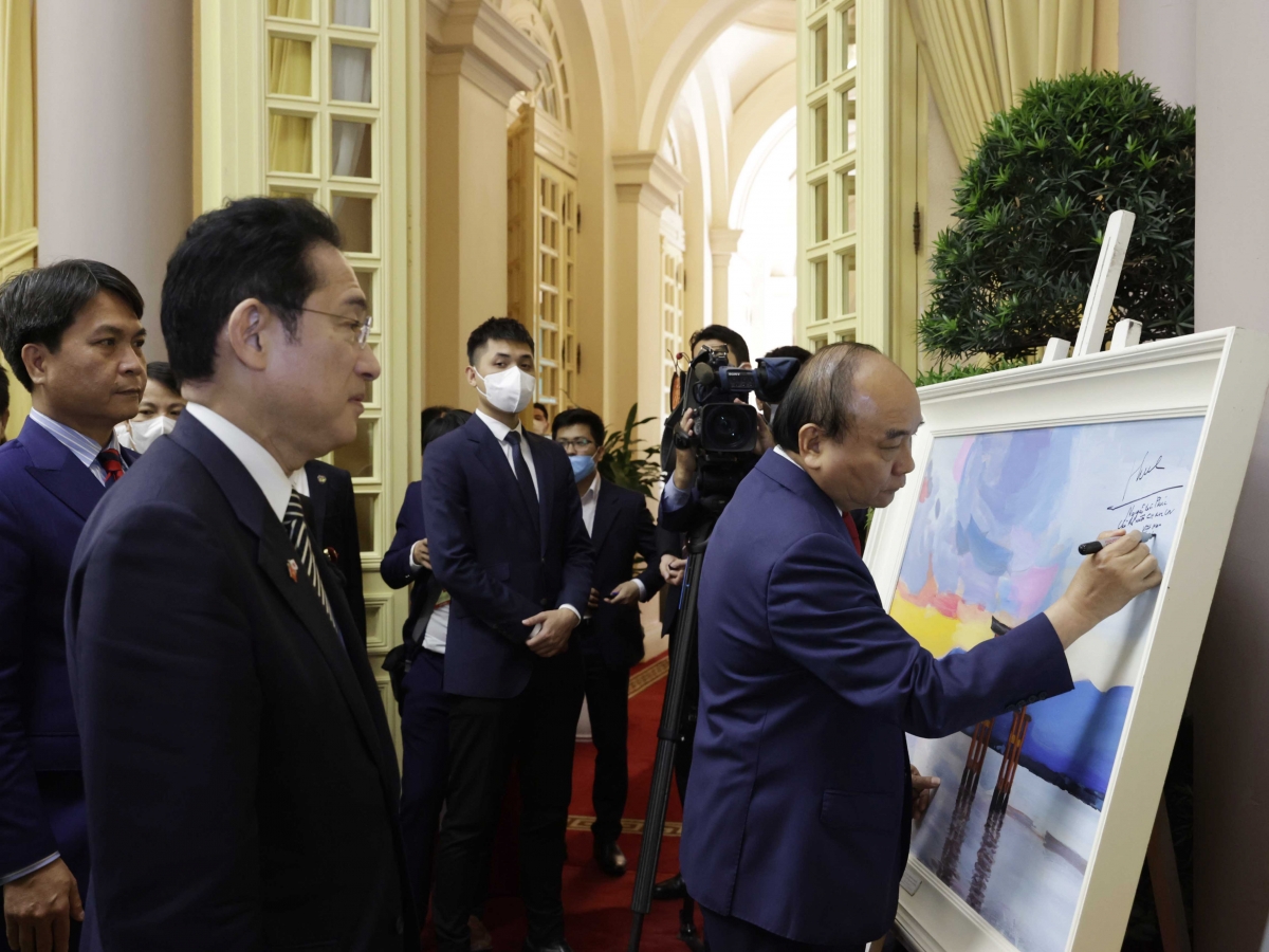 Chủ tịch nước Nguyễn Xuân Phúc ký lên bức tranh phong cảnh Nhật Bản tặng Thủ tướng Kishida Fumio.