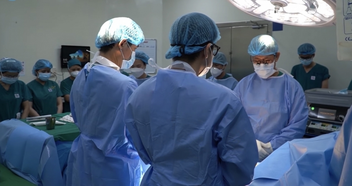 Phút mặc niệm thiêng liêng tiễn biệt người hiến tạng (Ảnh Bệnh viện Chợ Rẫy)