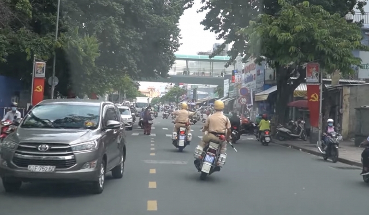 Cảnh sát giao thông dẫn đường vận chuyển nội tạng (Ảnh Bệnh viện Chợ Rẫy)