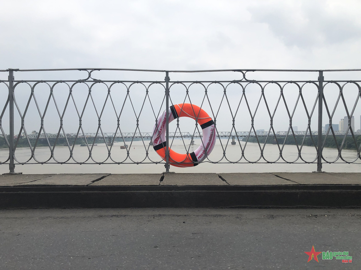 Phao cứu sinh biến mất sau vài ngày lắp đặt trên các cây cầu ở Hà Nội