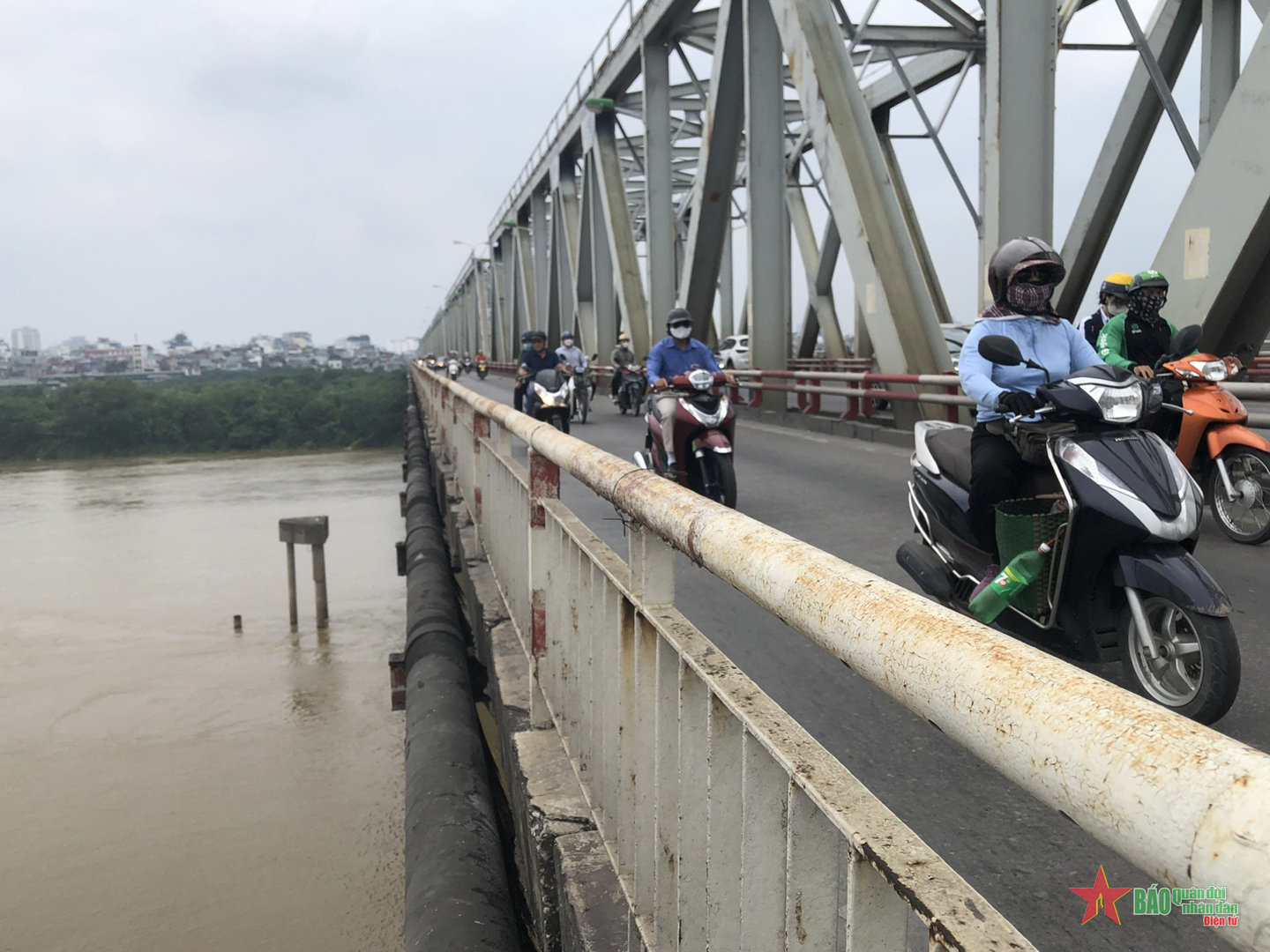 Phao cứu sinh biến mất sau vài ngày lắp đặt trên các cây cầu ở Hà Nội