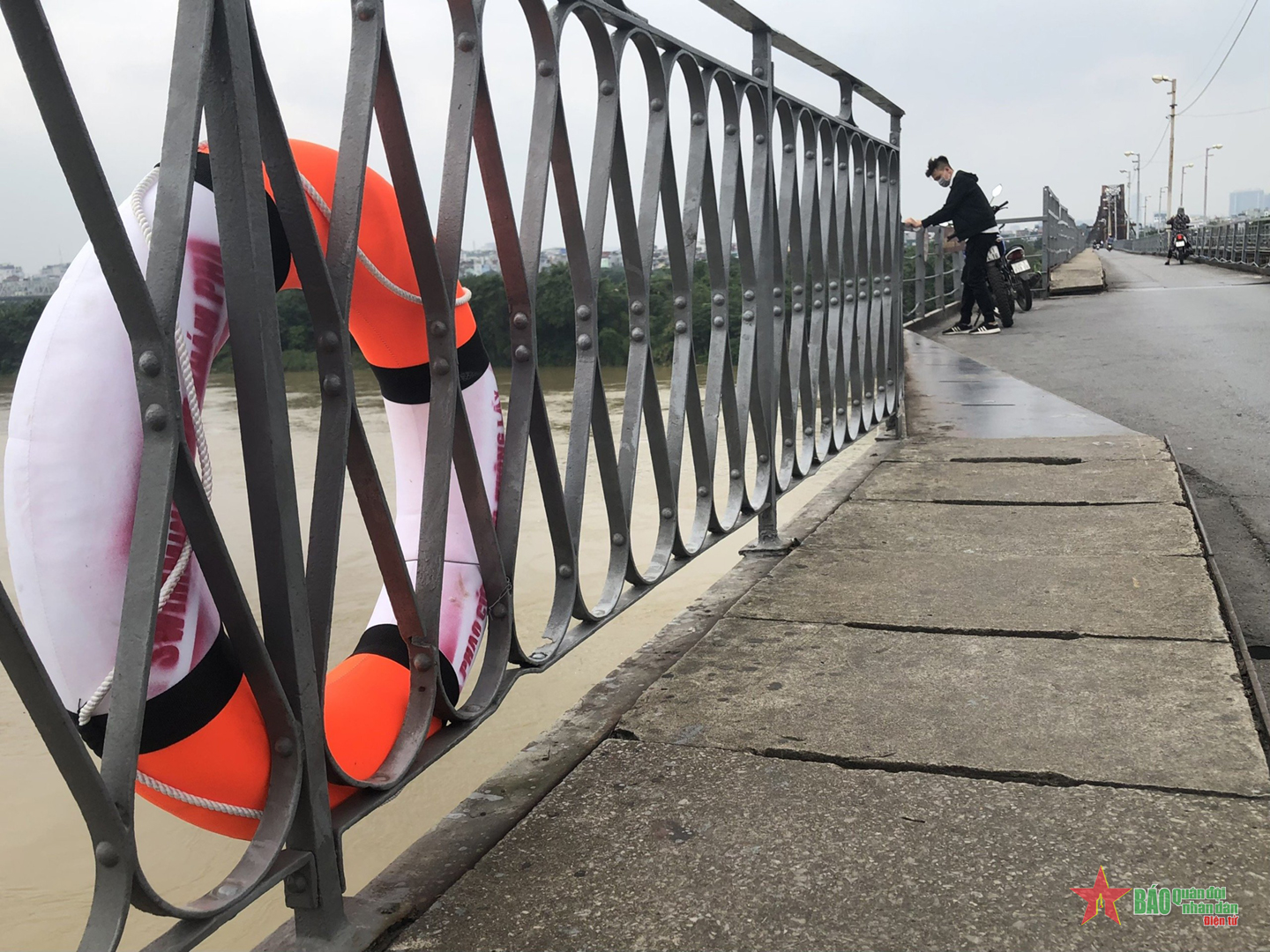 Phao cứu sinh biến mất sau vài ngày lắp đặt trên các cây cầu ở Hà Nội