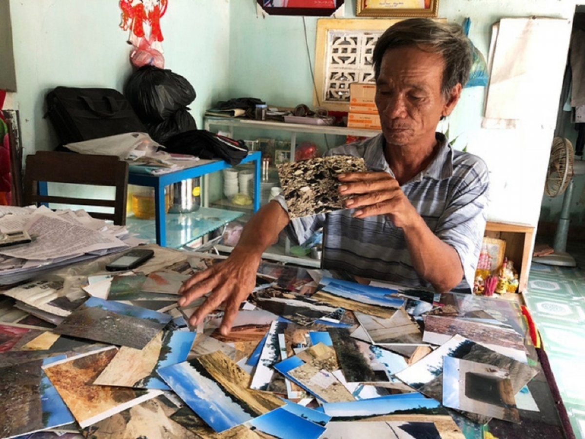 Ông Phạm Tấn Lực cùng những tư liệu liên quan sai phạm thi công Dự án cao tốc Đà Nẵng - Quảng Ngãi (Ảnh: Tử Trực)