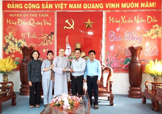 Huyện Thủ Thừa tiếp tục nhận hỗ trợ làm đường ấp 2 xã Long Thạnh Huyện Thủ Thừa tiếp tục nhận hỗ trợ làm đường ấp 2 xã Long Thạnh