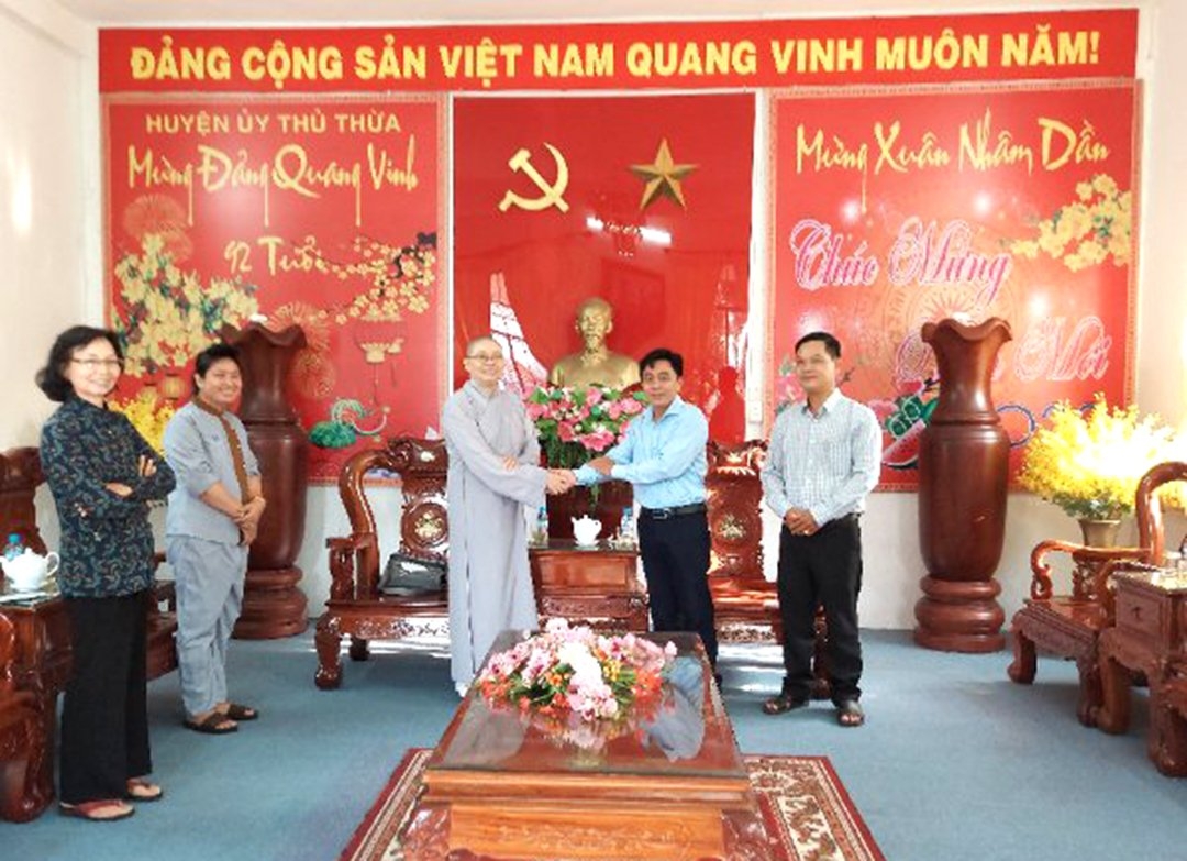 Huyện Thủ Thừa tiếp tục nhận hỗ trợ làm đường ấp 2 xã Long Thạnh Huyện Thủ Thừa tiếp tục nhận hỗ trợ làm đường ấp 2 xã Long Thạnh