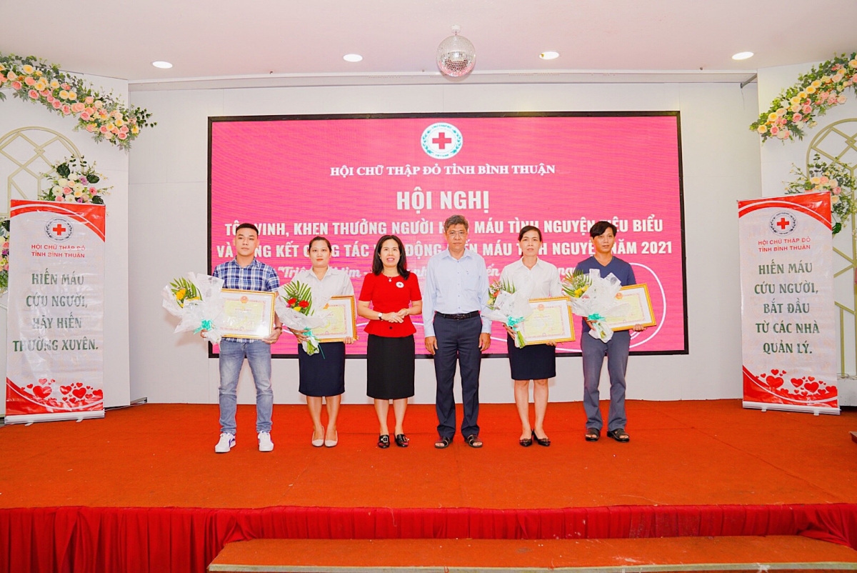 Bình Thuận: Tôn vinh người tình nguyện hiến máu tiêu biểu Bình Thuận: Tôn vinh người tình nguyện hiến máu tiêu biểu