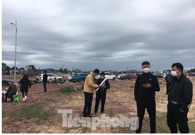 Nhà đầu tư ồ ạt bỏ cọc sau khi đấu giá đất ở mức 'trên trời' Nhà đầu tư ồ ạt bỏ cọc sau khi đấu giá đất ở mức 'trên trời'