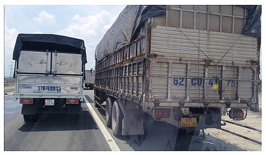 Tài xế xe tải cầm dao dọa chém lái xe cứu thương