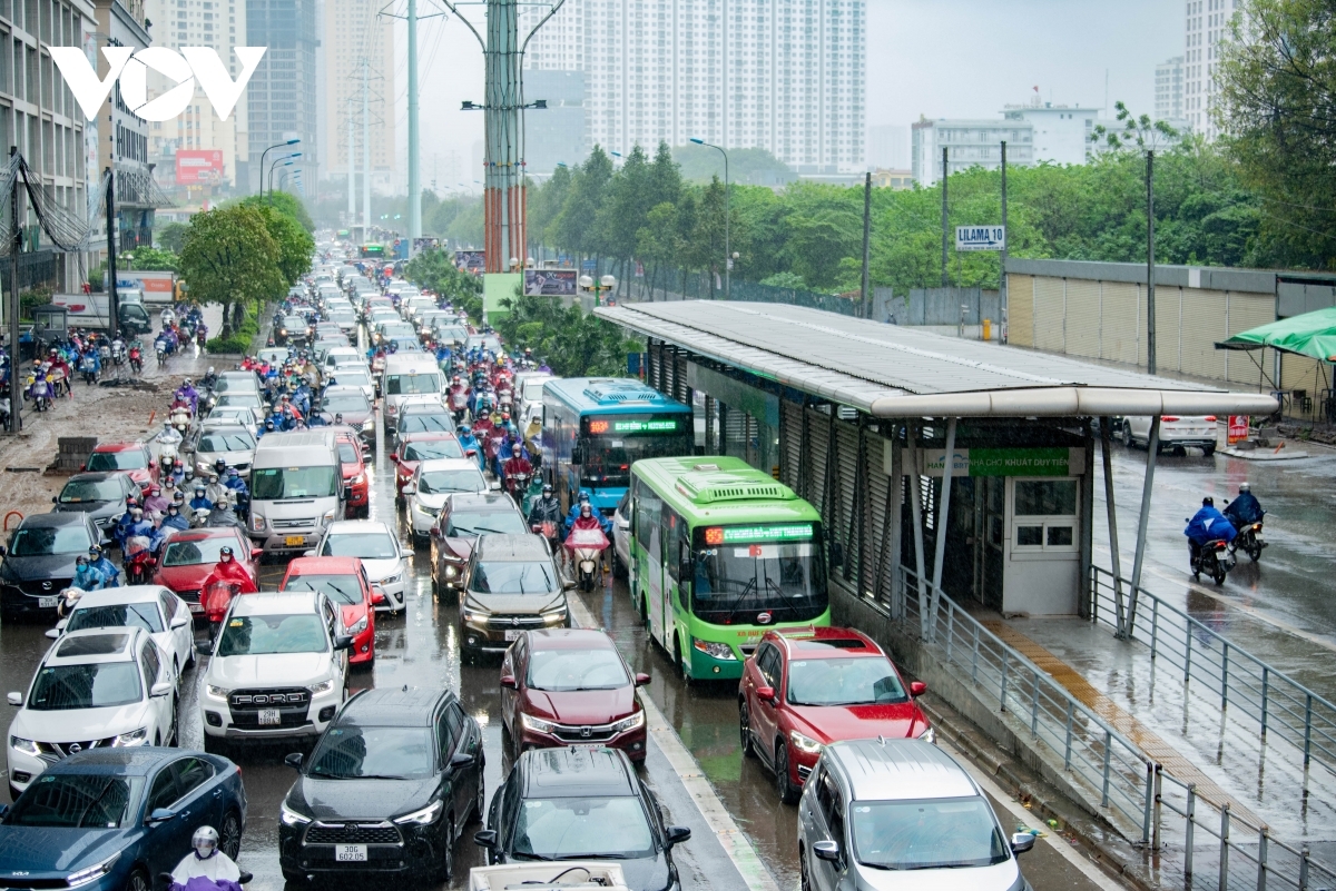 ha noi lai de xuat cho xe o to di chung lan xe buyt nhanh brt hinh anh 1
