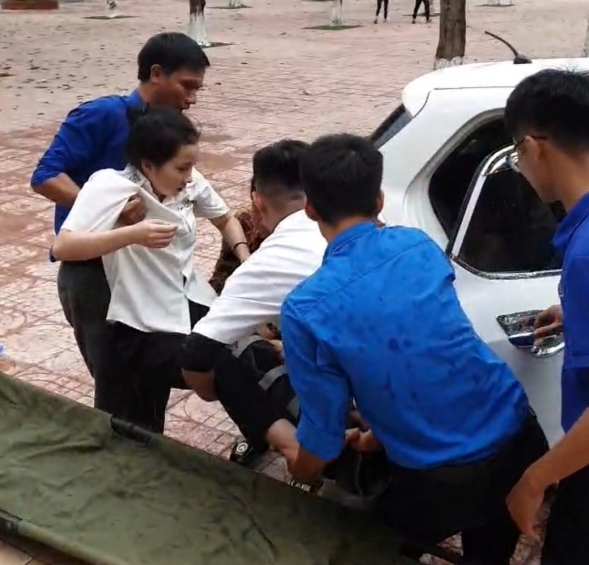 taxi 0 đồng đến nhà đưa đón nữ sinh bị tai nạn đi thi hình ảnh 2 taxi 0 dong den nha dua don nu sinh bi tai nan di thi hinh anh 2