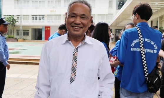 Những thí sinh ĐẶC BIỆT nhất mùa thi Tốt nghiệp 2022: Cụ ông 82 tuổi vẫn đi thi, nữ sinh bị tai nạn được khiêng cáng đến tận trường