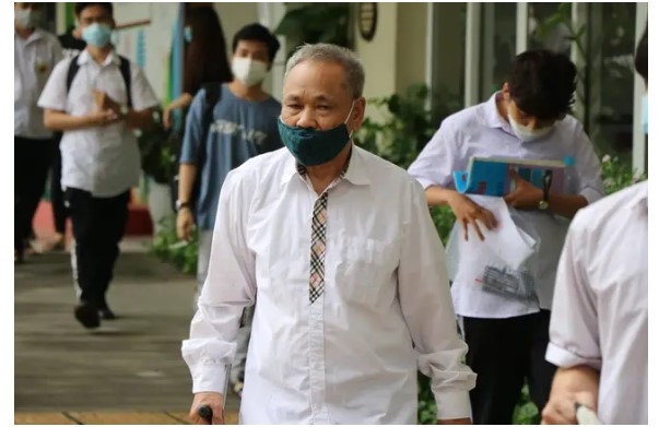 Những thí sinh ĐẶC BIỆT nhất mùa thi Tốt nghiệp 2022: Cụ ông 82 tuổi vẫn đi thi, nữ sinh bị tai nạn được khiêng cáng đến tận trường