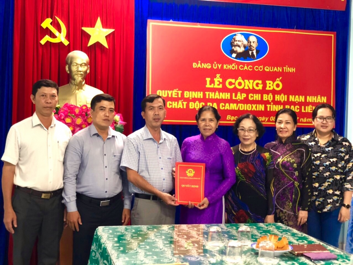 Đảng ủy Khối các cơ quan tỉnh Bạc Liêu: Công bố và trao Quyết định thành lập Chi bộ Hội Nạn nhân chất độc da cam/dioxin tỉnh Bạc Liêu. Đảng ủy Khối các cơ quan tỉnh Bạc Liêu: Công bố và trao Quyết định thành lập Chi bộ Hội Nạn nhân chất độc da cam/dioxin tỉnh Bạc Liêu.