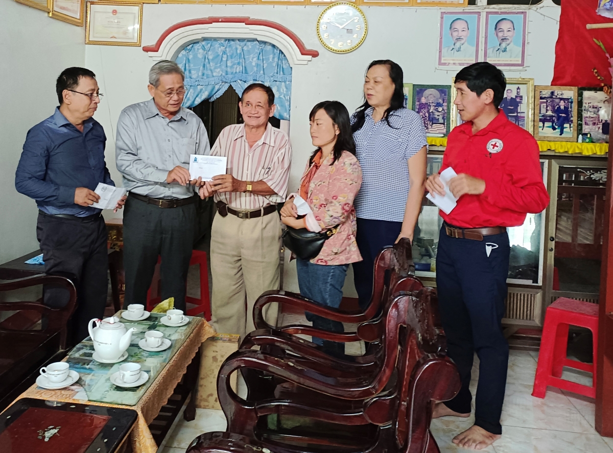 Huyện Long Phú: Hỗ trợ học bổng và thăm tặng quà cho nạn nhân chất đọc da cam Huyện Long Phú: Hỗ trợ học bổng và thăm tặng quà cho nạn nhân chất đọc da cam