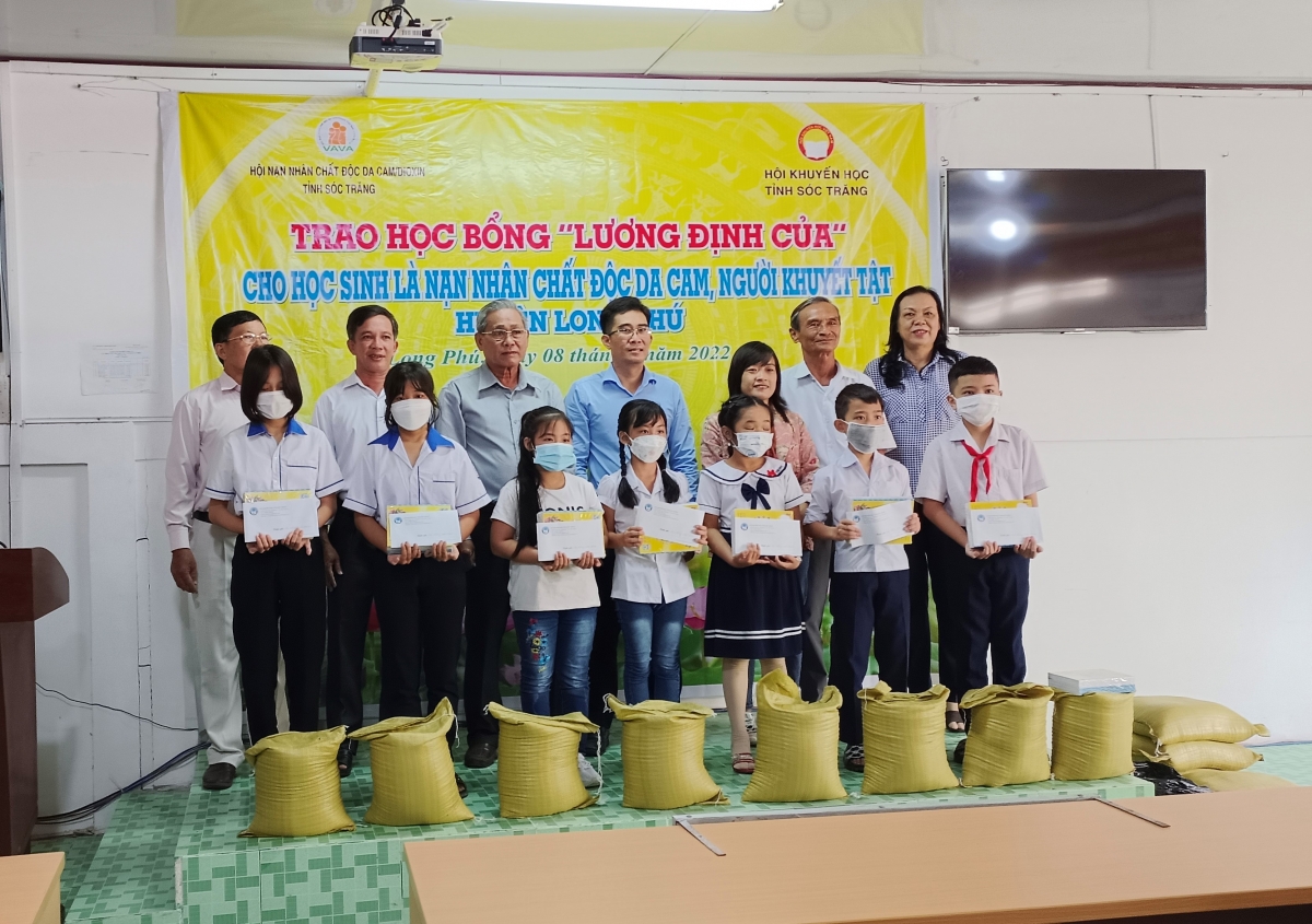 Huyện Long Phú: Hỗ trợ học bổng và thăm tặng quà cho nạn nhân chất đọc da cam Huyện Long Phú: Hỗ trợ học bổng và thăm tặng quà cho nạn nhân chất đọc da cam