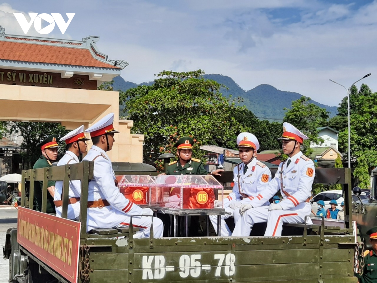 toan canh le truy dieu va an tang 10 hai cot liet sy tai nghia trang vi xuyen hinh anh 1