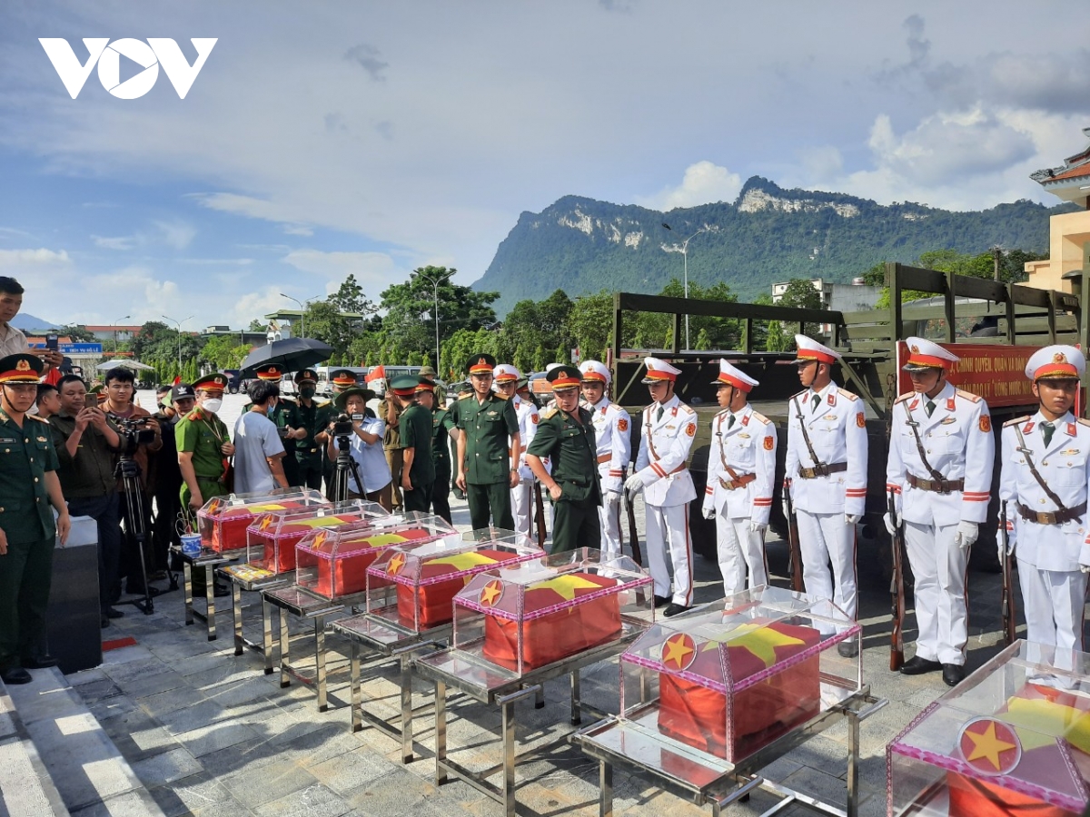 toan canh le truy dieu va an tang 10 hai cot liet sy tai nghia trang vi xuyen hinh anh 2