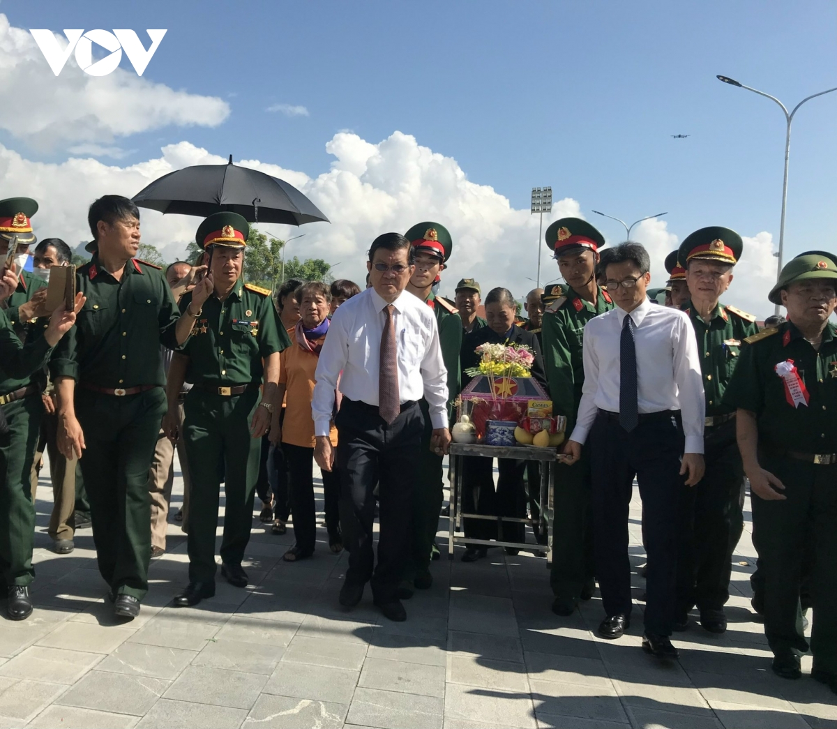 toan canh le truy dieu va an tang 10 hai cot liet sy tai nghia trang vi xuyen hinh anh 4