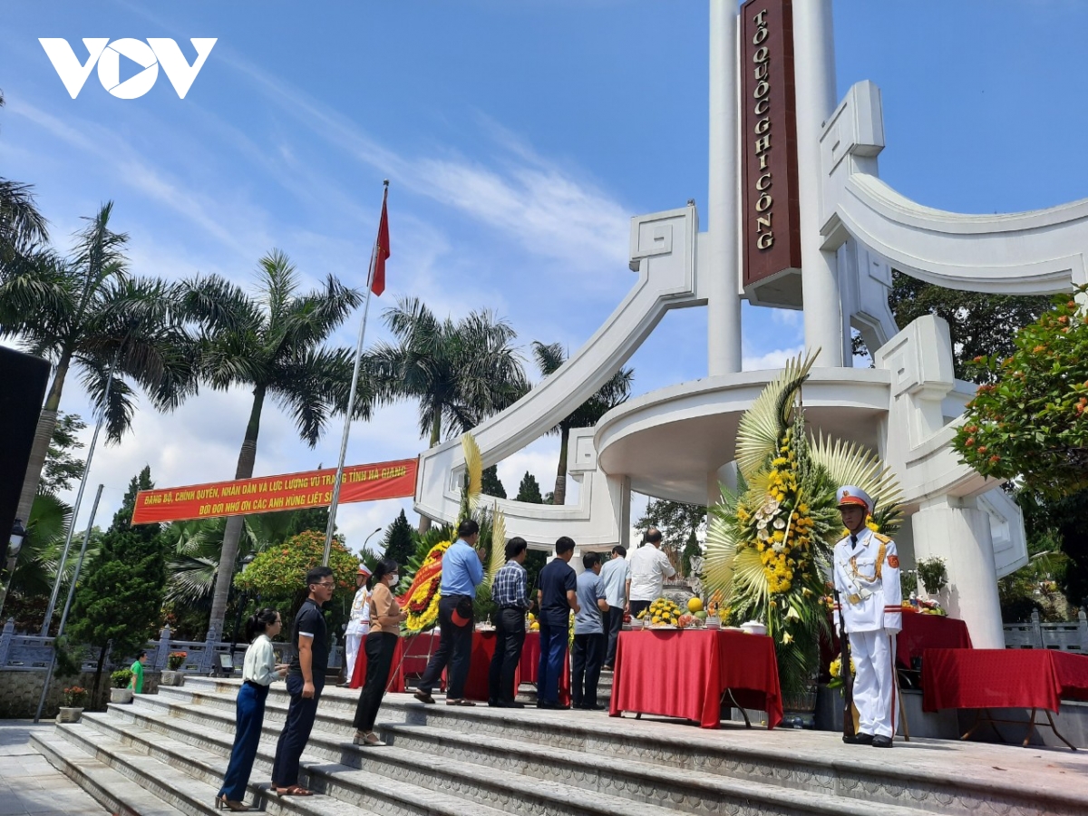 toan canh le truy dieu va an tang 10 hai cot liet sy tai nghia trang vi xuyen hinh anh 9