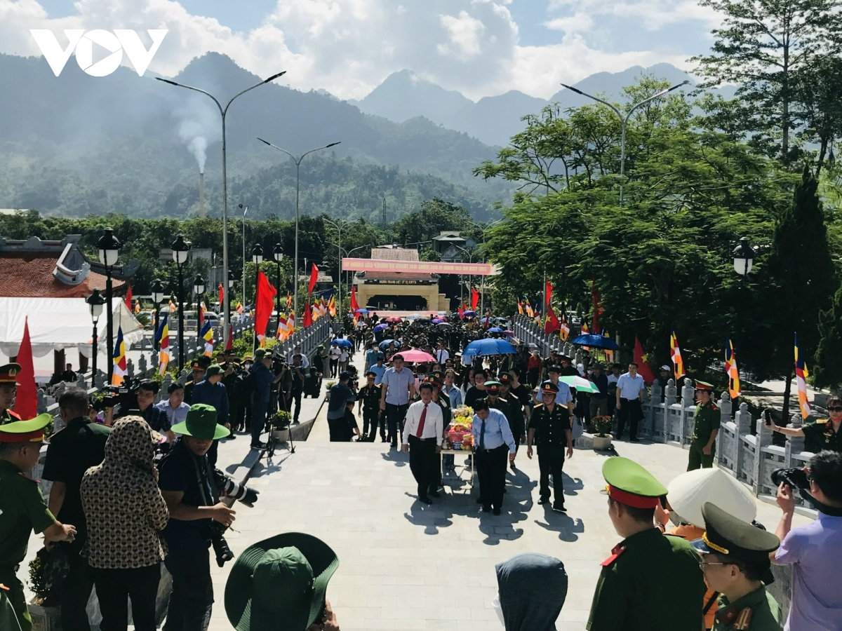 toan canh le truy dieu va an tang 10 hai cot liet sy tai nghia trang vi xuyen hinh anh 5