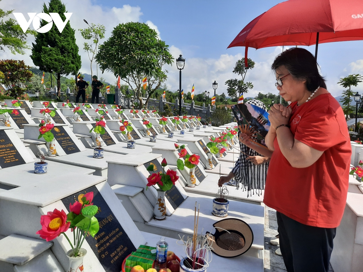 viếng thăm đồng đội ở nghĩa trang vị xuyên còn đó những nỗi đau hình ảnh 1 vieng tham dong doi o nghia trang vi xuyen con do nhung noi dau hinh anh 1