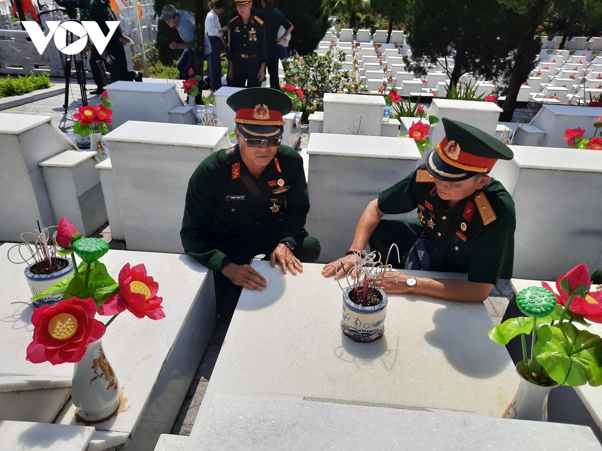 viếng thăm đồng đội ở nghĩa trang vị xuyên còn đó những nỗi đau hình ảnh 3 vieng tham dong doi o nghia trang vi xuyen con do nhung noi dau hinh anh 3