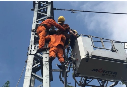 Cảnh sát giải cứu thanh niên 20 tuổi bị điện giật, mắc kẹt trên trụ điện trung thế