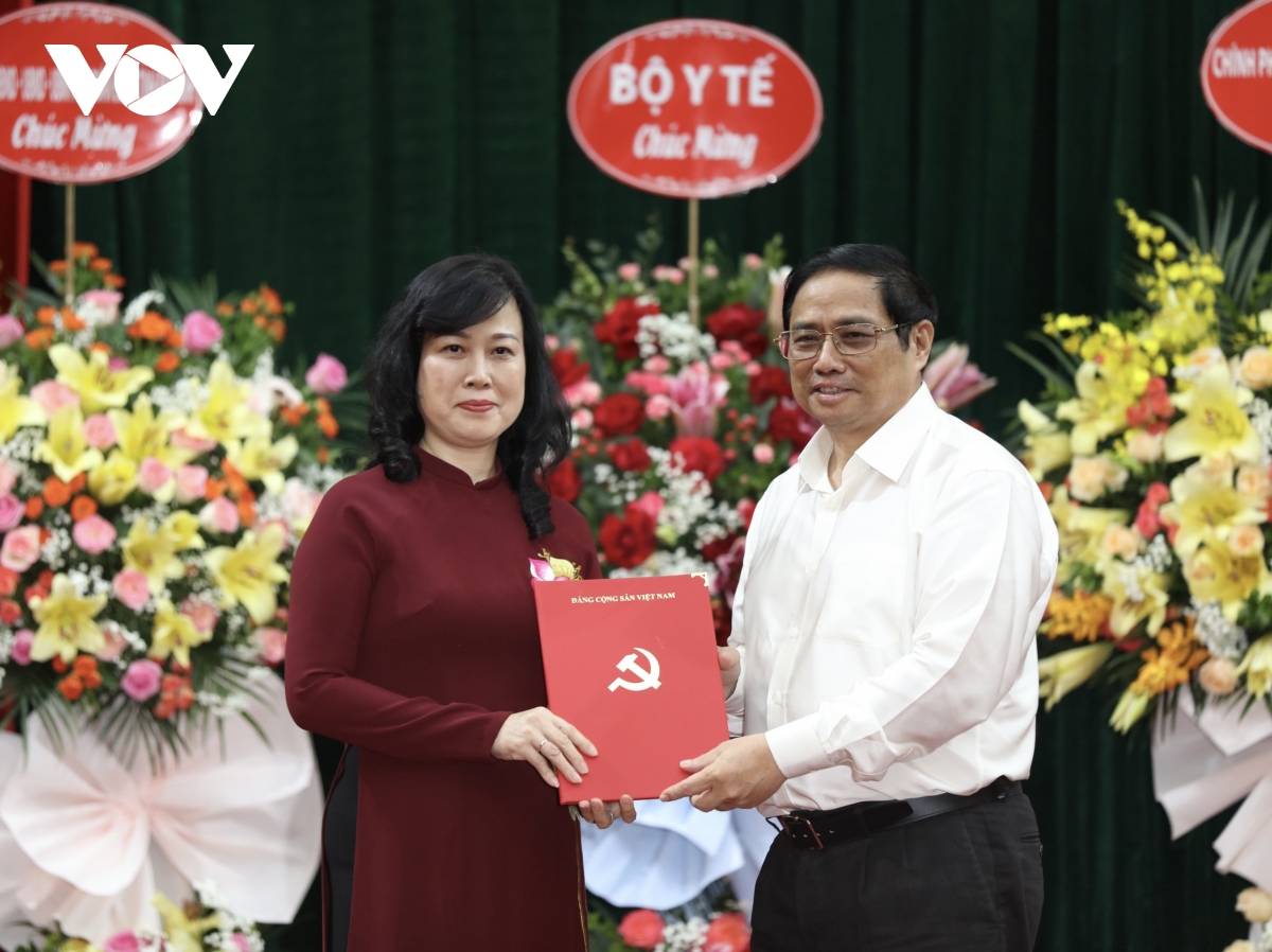 thủ tướng trao quyết định giao quyền bộ trưởng bộ y tế cho bà Đào hồng lan hình ảnh 1 thu tuong trao quyet dinh giao quyen bo truong bo y te cho ba Dao hong lan hinh anh 1