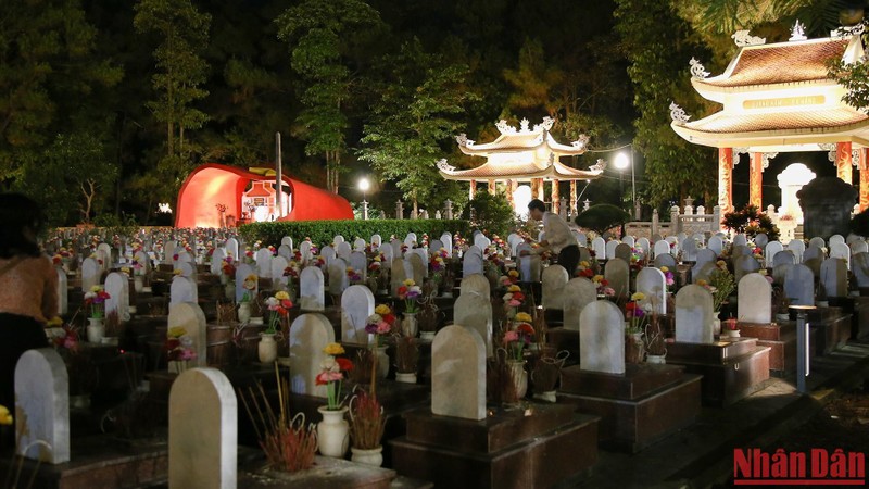 Quảng Trị mở cửa đón khách đến viếng nghĩa trang, di tích vào buổi tối ảnh 4